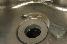 ディスポーザーに異物が入り蓋が故障