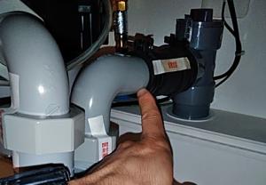 【シーズンプレイス】ディスポーザーからの水漏れ後の交換対応