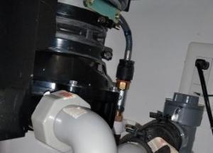 ディスポーザーからの水漏れ、経年劣化による交換作業