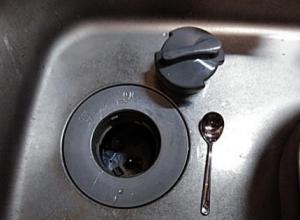 蓋が噛み込みにより開かない