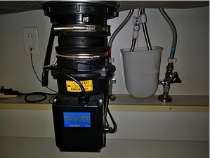 新明和工業製のキッチンディスポーザー交換作業で訪問