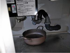 耐用年数を越えたディスポーザーが水漏れした！パナソニック製の交換事例