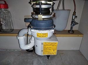 新明和工業製のディスポーザーの取り替え作業