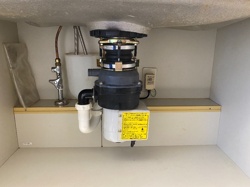 デュークス南藤沢にて新明和工業製ディスポーザーからの取り換え作業