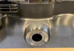 コアロード海老名ⅤにてINAXディスポーザーの取り換え作業