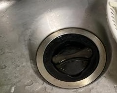 ドレッセあざみ野コリーナコートにてディスポーザーから水漏れの為交換