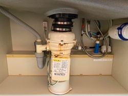 ディスポーザーの劣化、水漏れにより本体を交換【東京ソシオグランデ】