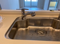 ステーションプラザタワーにてリフォーム時のディスポーザーと水栓金具の取付け