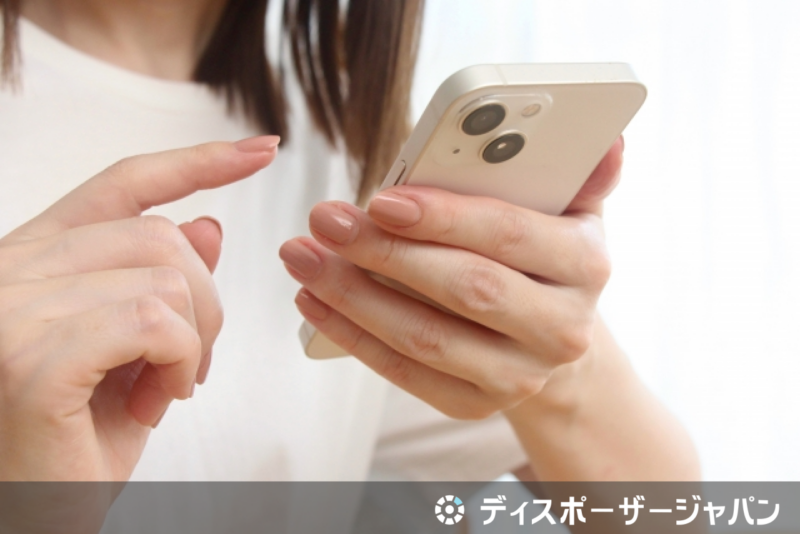 スマートフォンを操作している画像