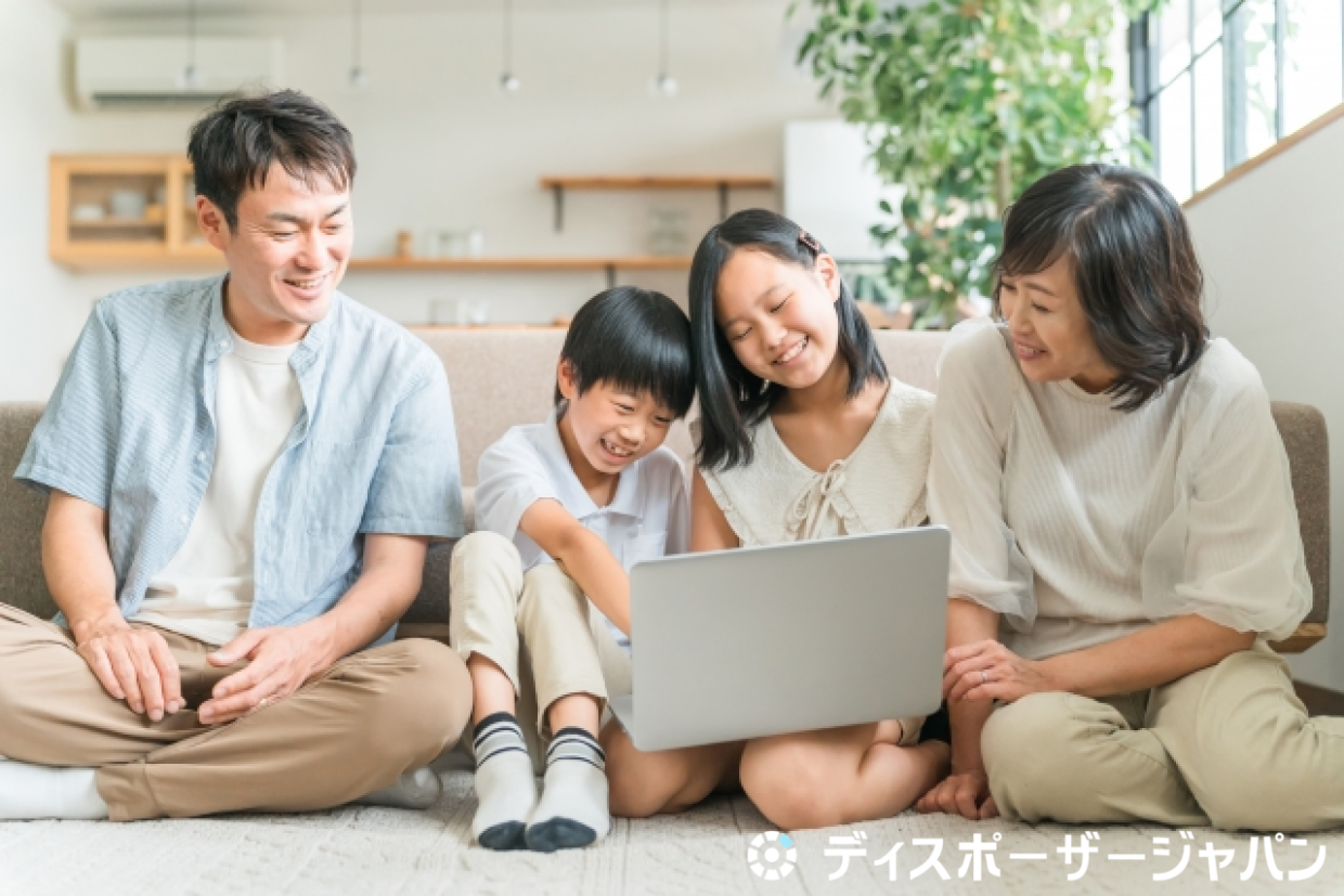 家族が仲良くパソコンを見ている様子