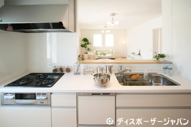 暖かみのあるベージュのキッチンの画像