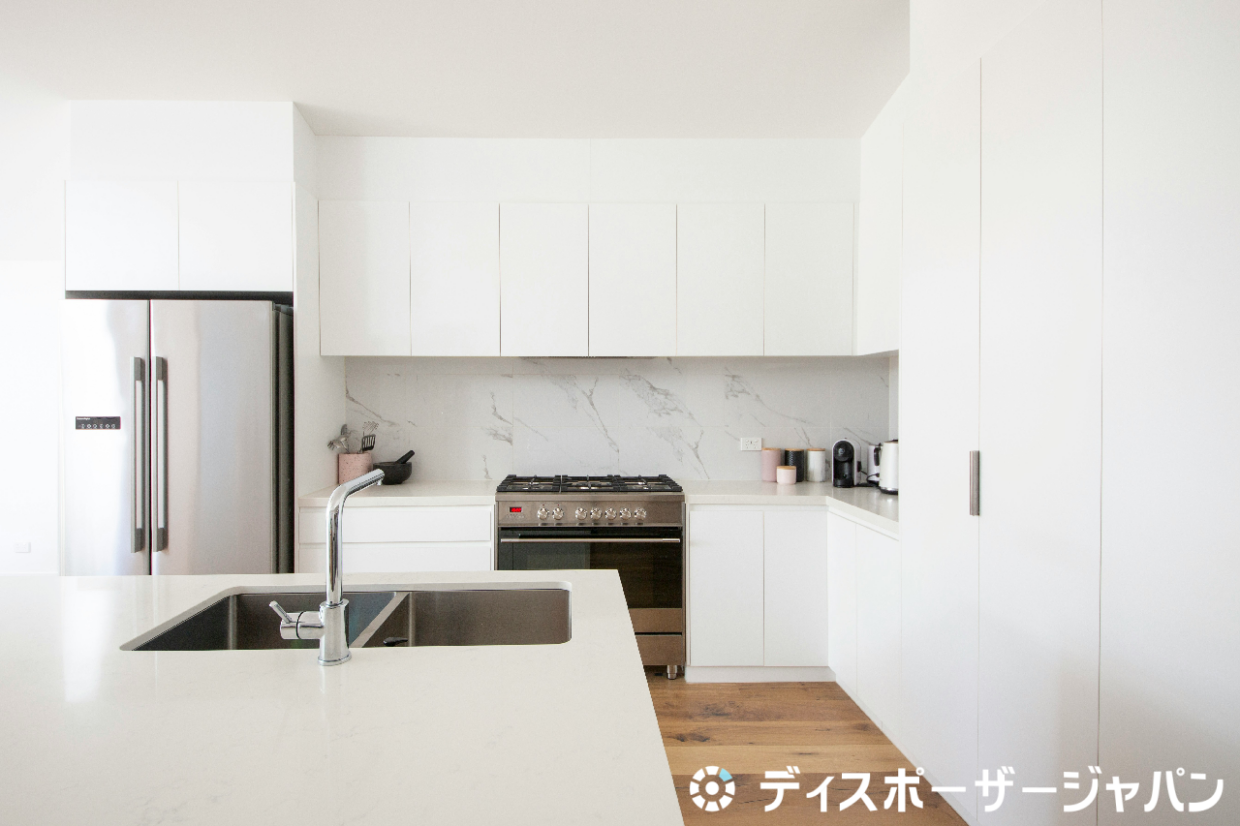 白を基調とした明るいキッチンの全体像