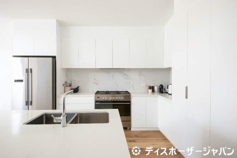 白を基調とした明るいキッチンの全体像