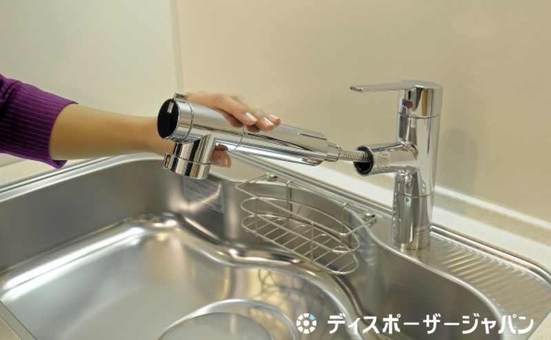 水栓のシャワーを引き出している画像