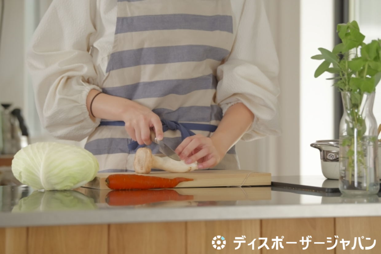 キッチンで料理をしている人の手元