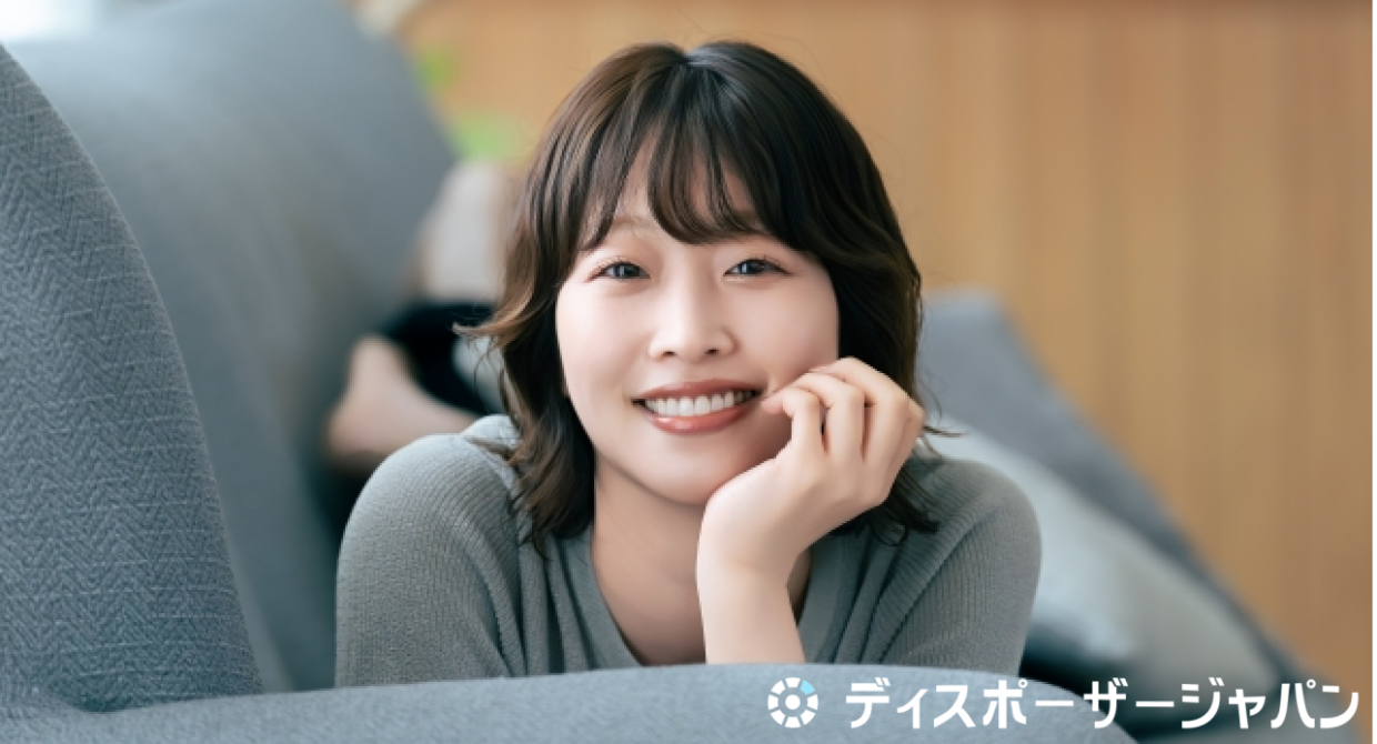 微笑む女性の画像