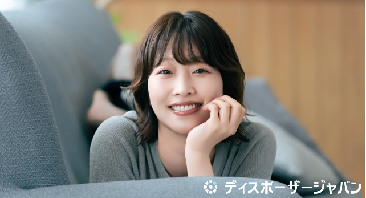 微笑む女性の画像