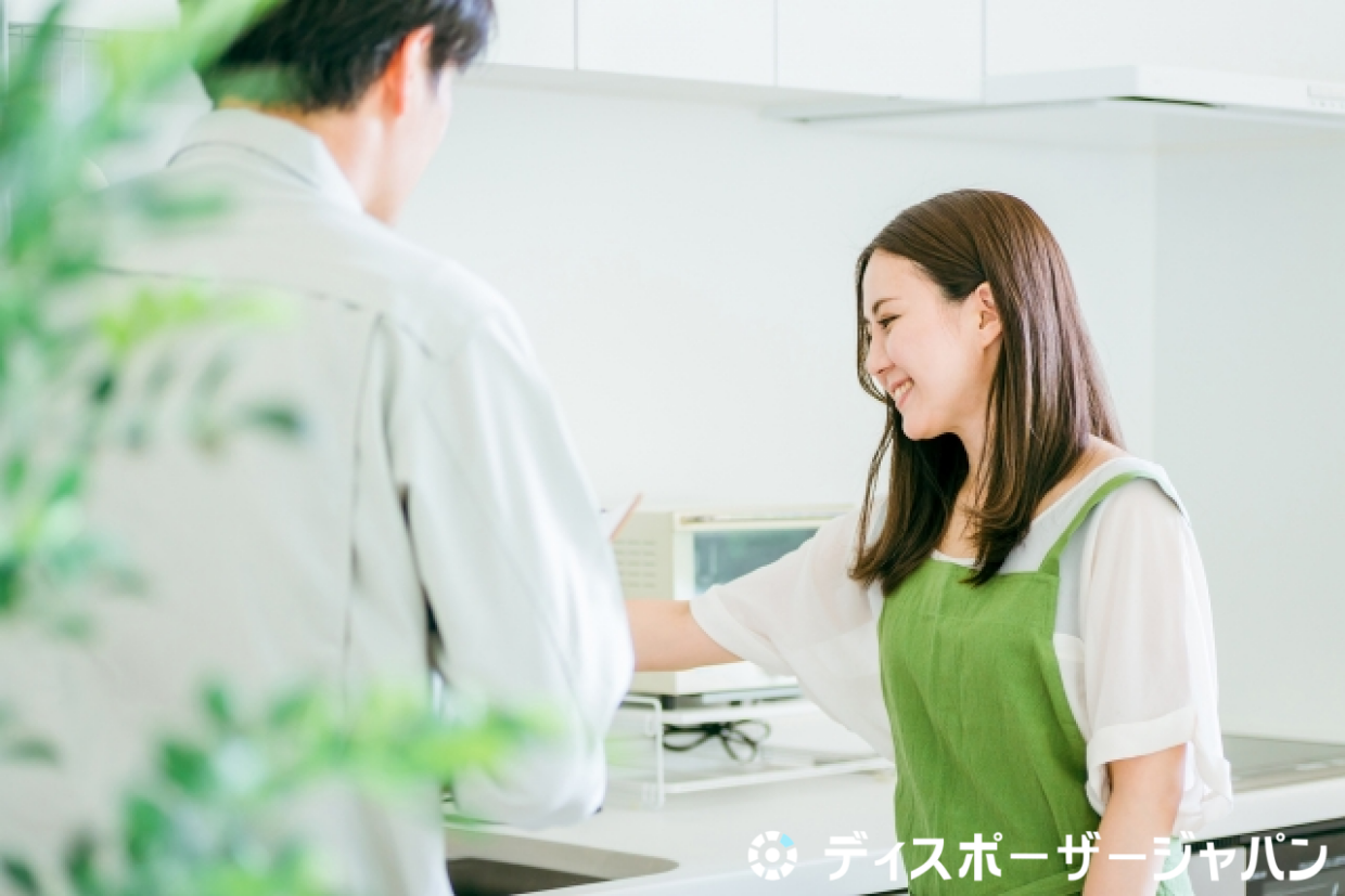 作業員とエプロンをした女性の画像