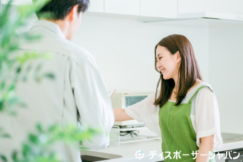 作業員とエプロンをした女性の画像