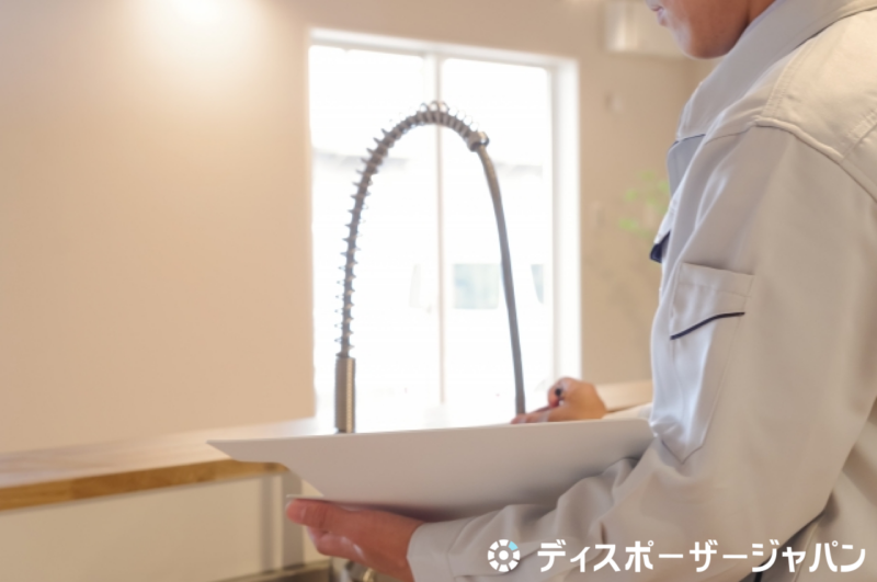 キッチンと工事者の画像